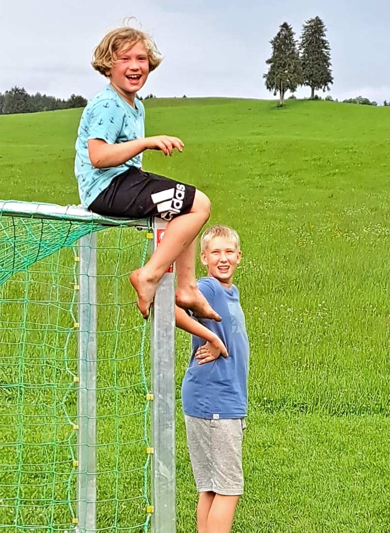Fußballspielen am Hof